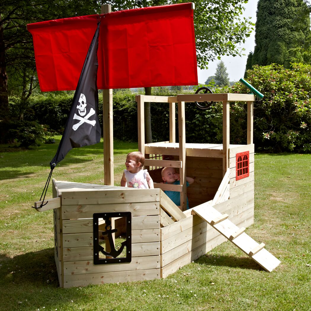 Zwei Kleinkinder spielen in einem Spielhaus in Form eines Piratenschiffs.