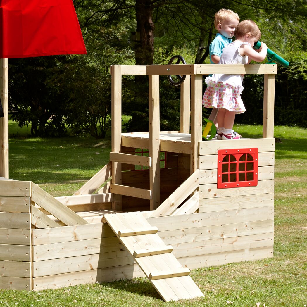 Zwei Kinder spielen auf einem Spielhaus-Piratenschiff.