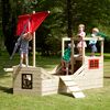 Kinder spielen auf einem Spielhaus-Schiff.