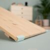 Holzplatte mit hellblauen Eckverbindungen