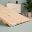 Holzplatte mit hellblauen Eckverbindungen