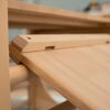 Nahaufnahme einer Holzrutsche für Kleinkinder.