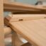 Nahaufnahme einer Holzrutsche für Kleinkinder.