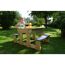 Kind spielt an einem Sand- und Wassertisch im Garten