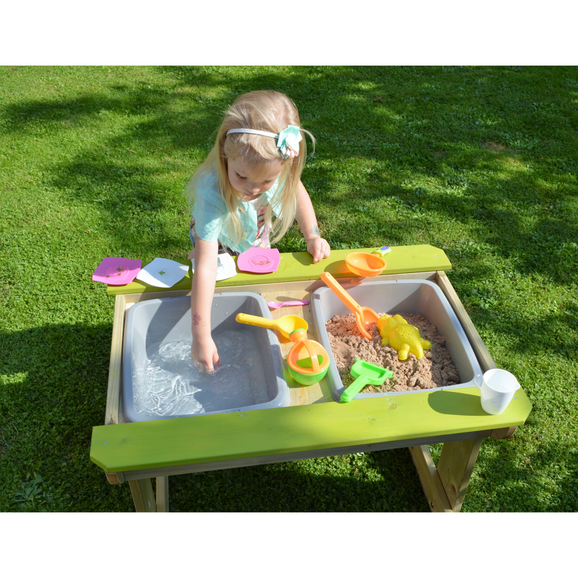 Kind spielt mit Wasser und Sand am Sand- und Wassertisch