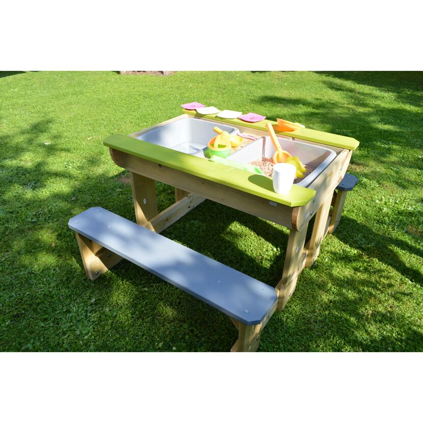 Sand- und Wassertisch mit Spielzeug