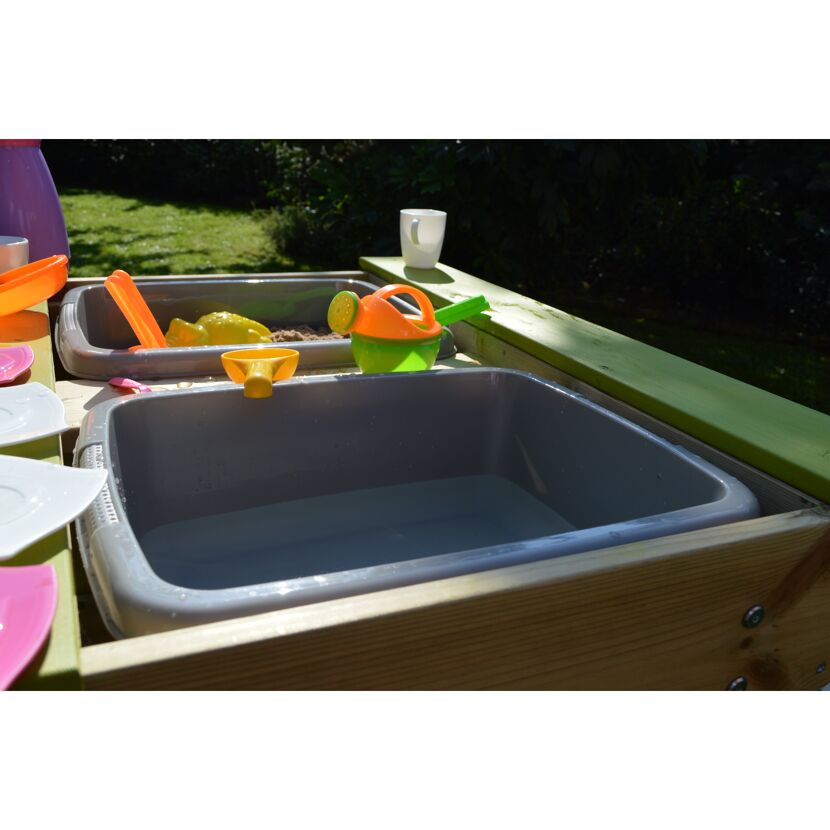 Sand- und Wassertisch mit Spielzeug