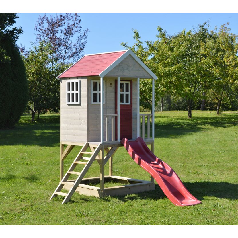 Spielhaus mit rotem Dach und roter Rutsche