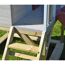 Holzterrasse mit Holztreppe und roter Rutsche
