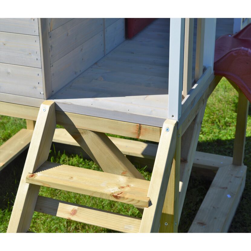 Holzterrasse mit Holztreppe und roter Rutsche
