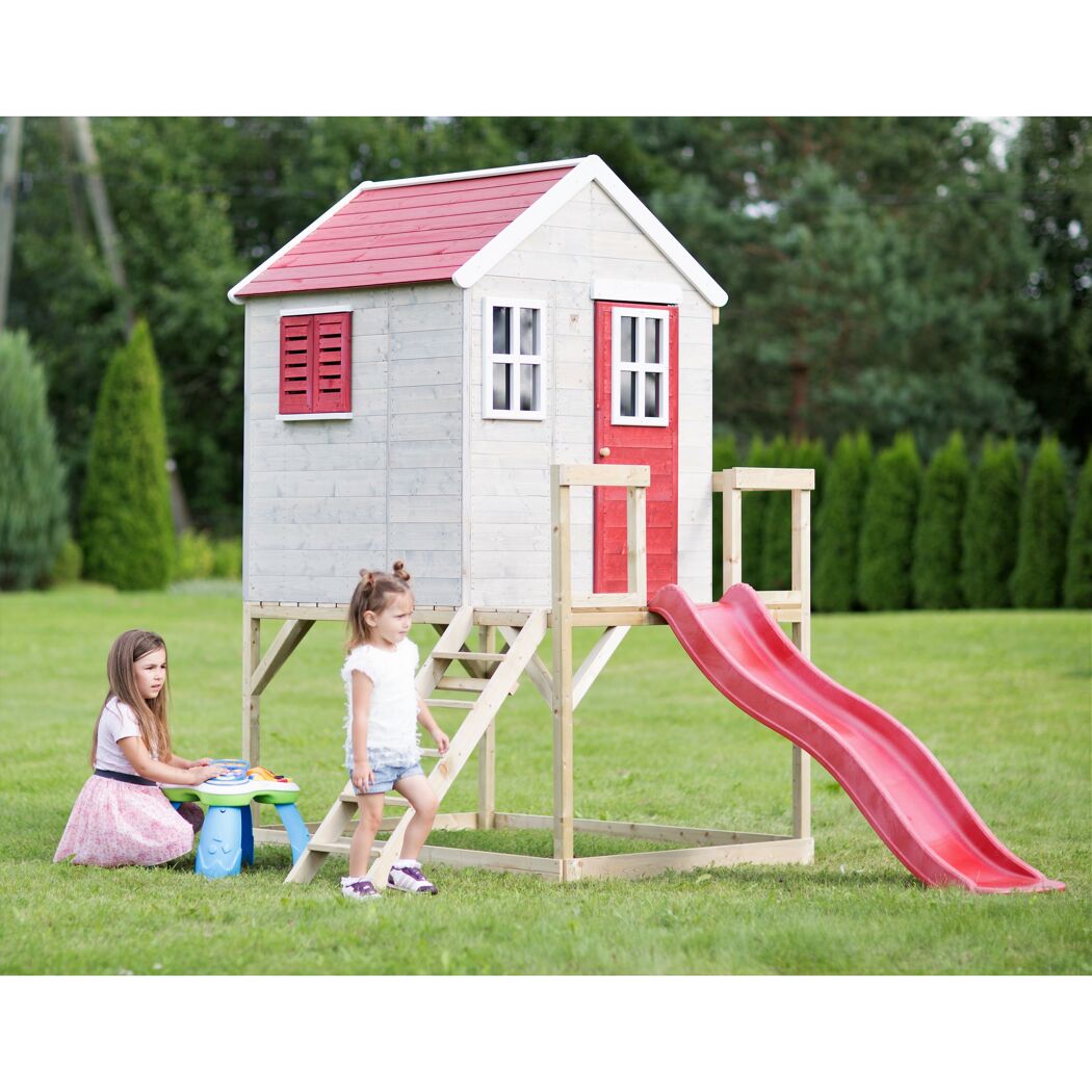 Zwei Kinder spielen an einem Spielhaus mit roter Rutsche.