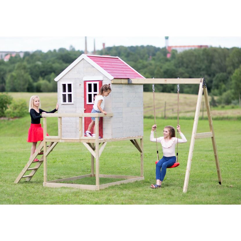 Drei Personen auf einem Spielhaus mit Schaukel