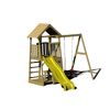 Spielturm aus Holz mit Rutsche und Schaukel.