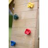 Kletterwand mit bunten Griffen