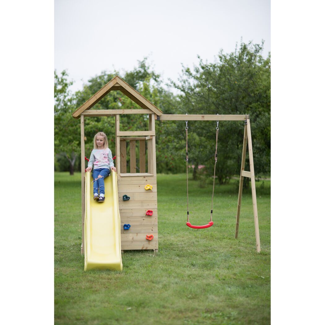 Kind rutscht Spielturm mit Schaukel hinunter