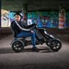 Kind mit Helm fährt Go-Kart