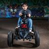 Kind mit Helm fährt Go-Kart