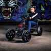 Person mit Helm fährt Go-Kart