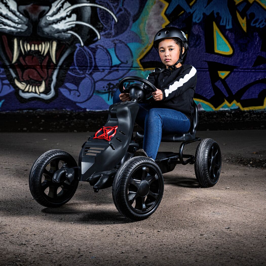 Person mit Helm fährt Go-Kart