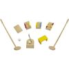 Minigolf-Set aus Holz mit Schlägern, Bällen und bunten Hindernissen.