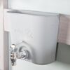Grauer Wasserhahn mit Auffangbecken