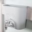Grauer Wasserhahn mit Auffangbecken