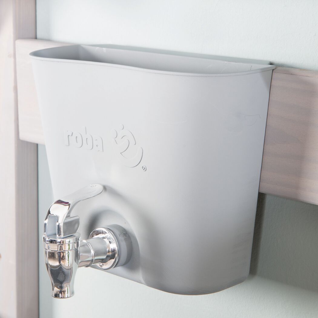 Grauer Wasserhahn mit Auffangbecken