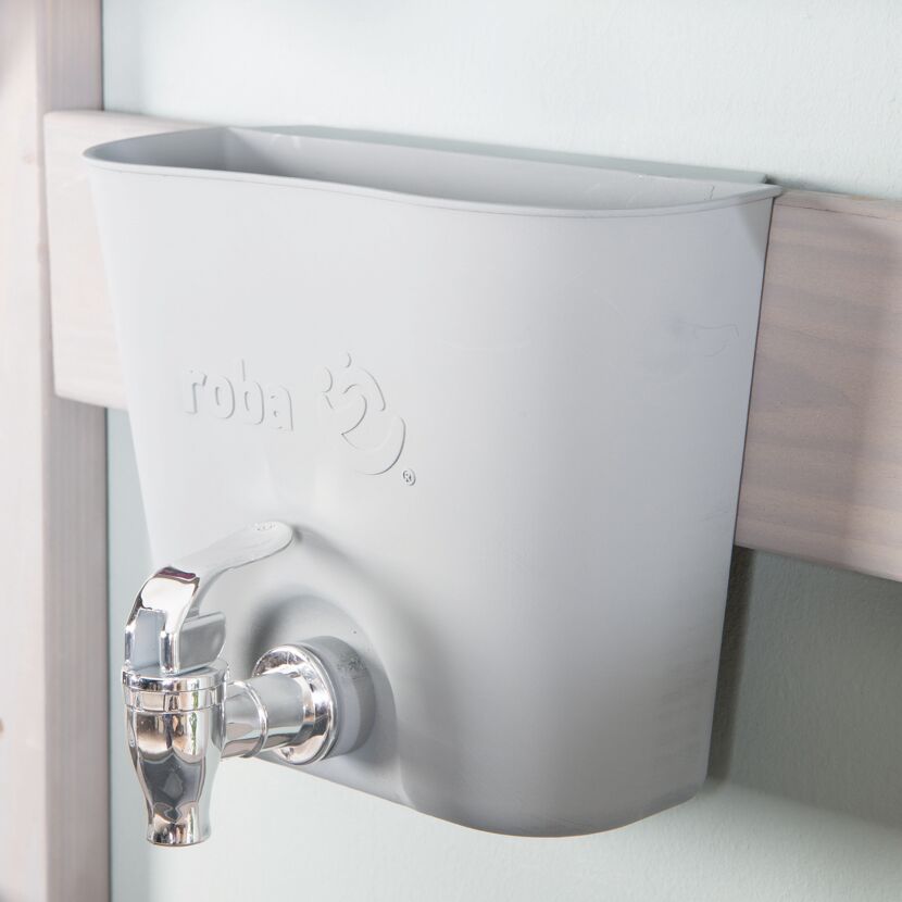 Grauer Wasserhahn mit Auffangbecken