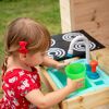 Kind spielt mit Spielküche