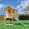 Drei Kinder spielen an einem Spielhaus mit Rutsche und Sandkasten.