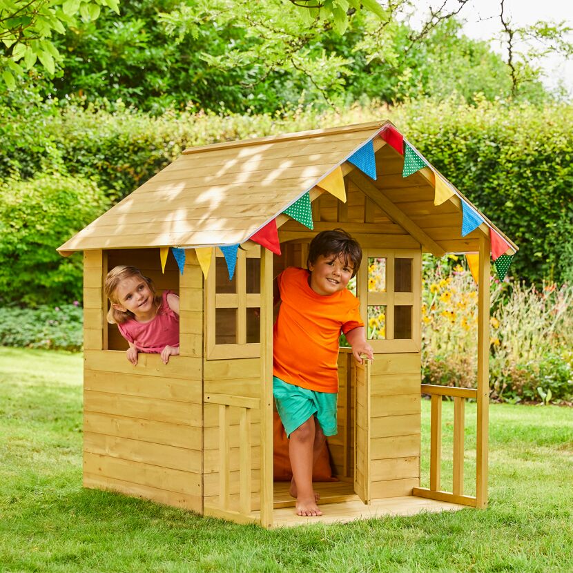 Zwei Kinder in einem Spielhaus