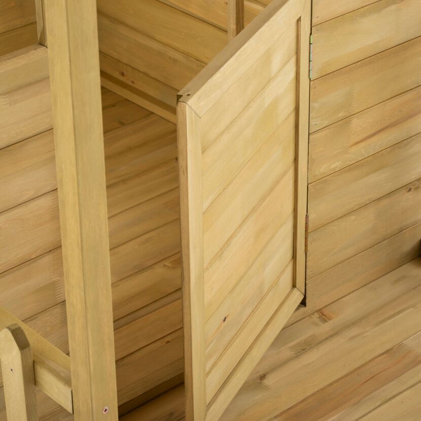 Offene Holztür eines Spielhauses