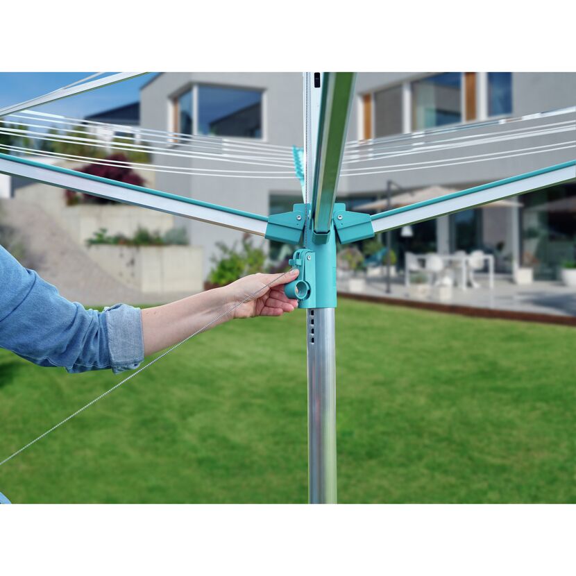 Person beim Aufbau einer Leifheit Wäschespinne Linomatic 500 Easy