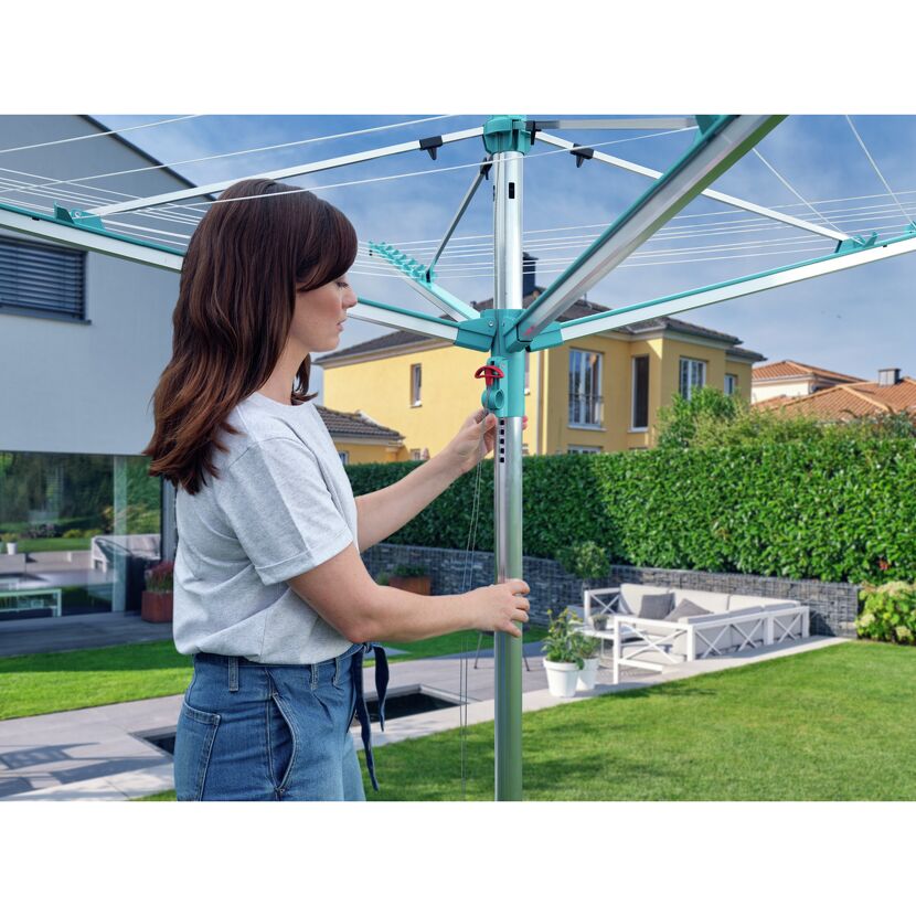 Person beim Aufbau einer Leifheit Wäschespinne Linomatic 400 Easy