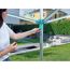 Person spannt Wäscheleine der Leifheit Linomatic 400 Easy