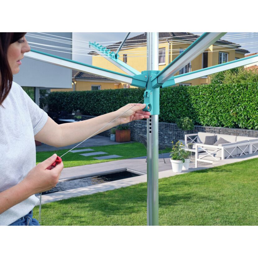 Person spannt Wäscheleine der Leifheit Linomatic 400 Easy