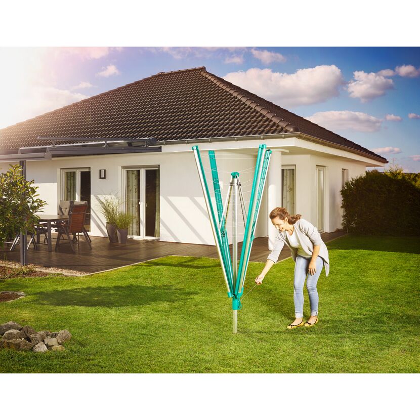 Person benutzt eine Leifheit Wäschespinne Linomatic 600 Deluxe