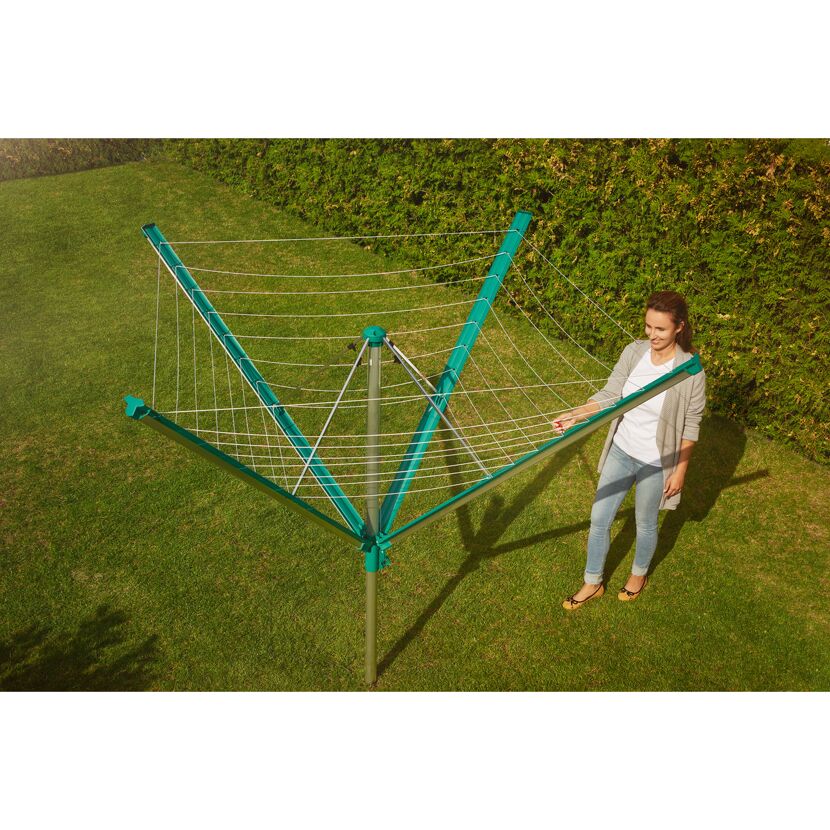 Person mit Leifheit Wäschespinne Linomatic 600 Deluxe