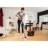 Person wischt mit Vileda Turbo EasyWring Set