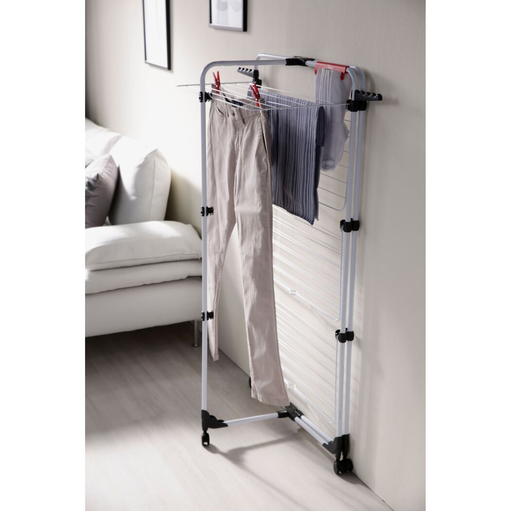 Wäschetrockner mit Kleidern und Socken