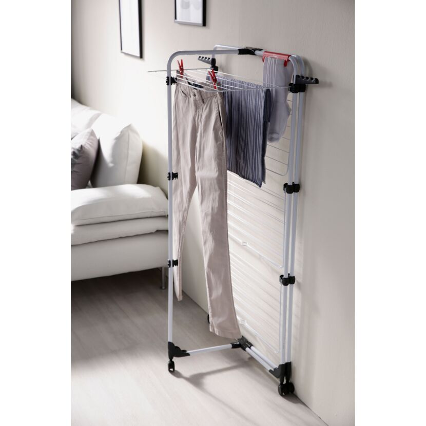 Wäschetrockner mit Kleidern und Socken