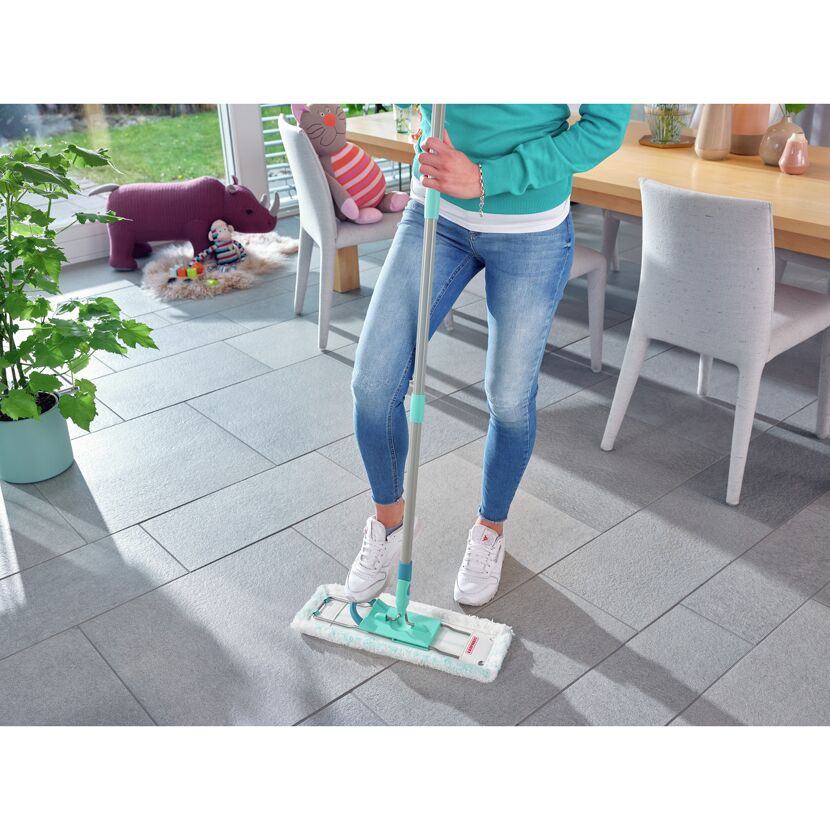 Person wischt mit Leifheit Profi XL Boden