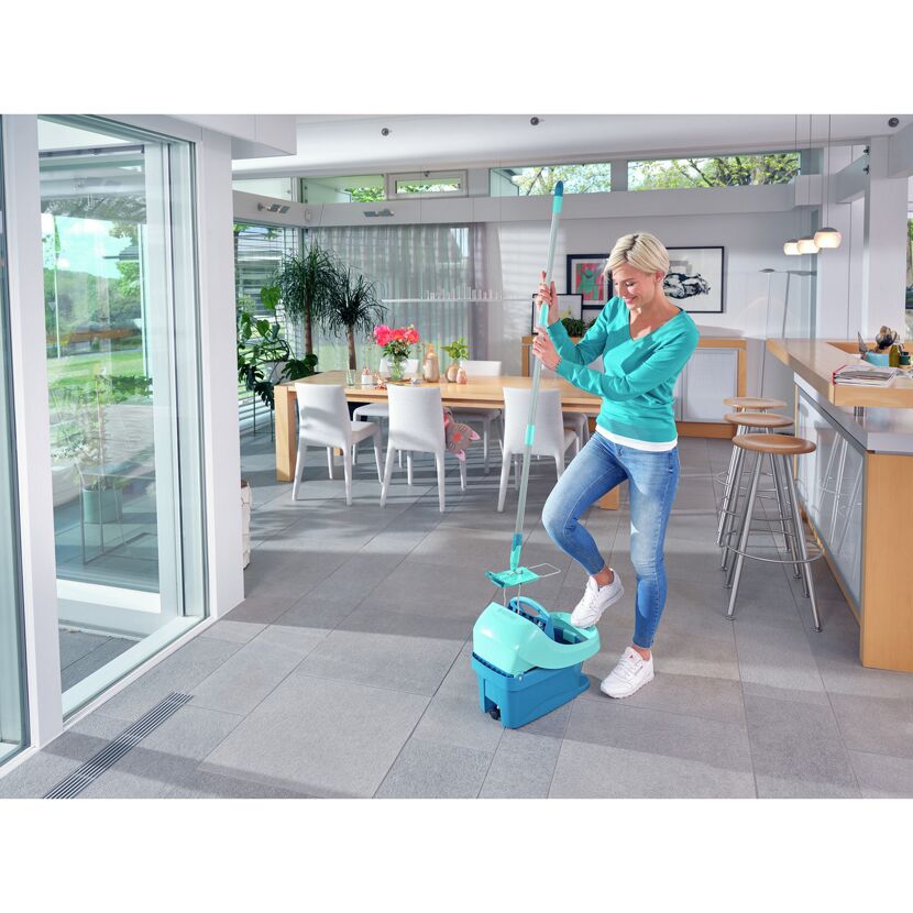 Person wischt mit Leifheit Profi XL Mobile