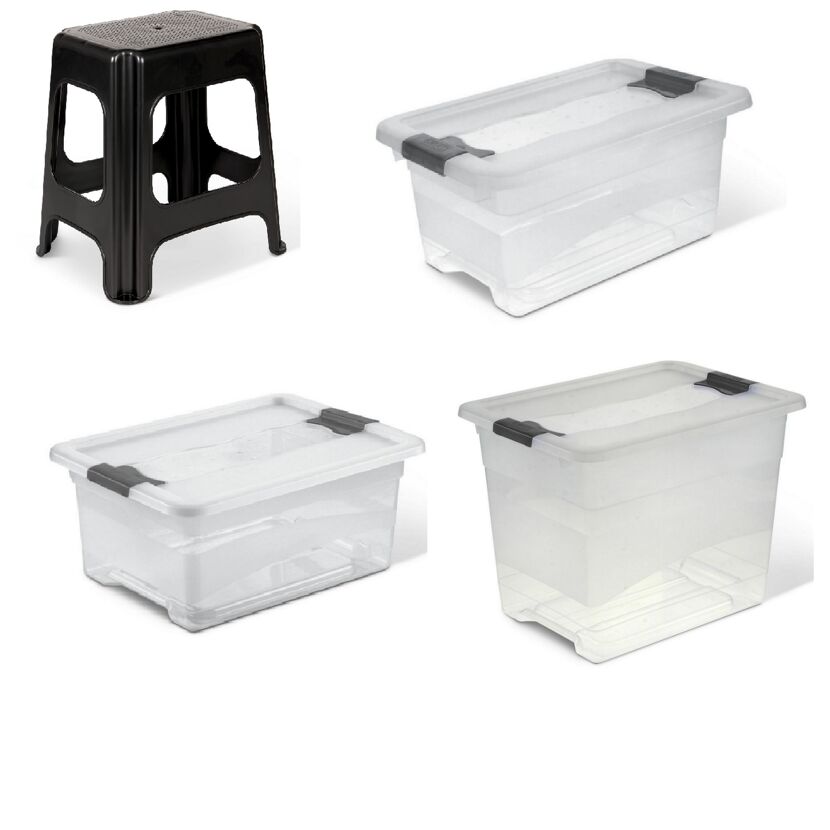 Drei transparente Aufbewahrungsboxen und ein Tritthocker