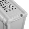 Graue Wäschebox mit Lochmuster