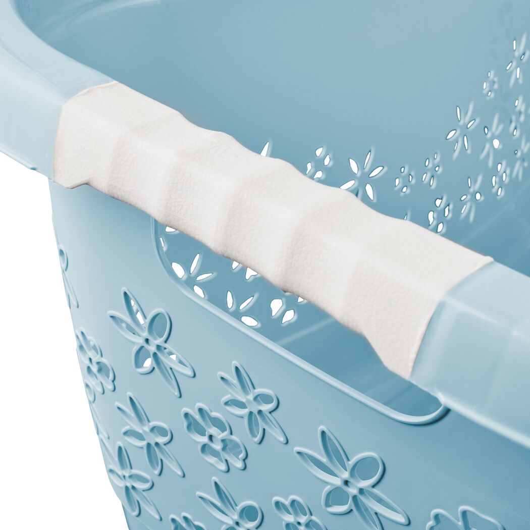 Blauer Wäschekorb mit weißem Griff und floralen Ausstanzungen