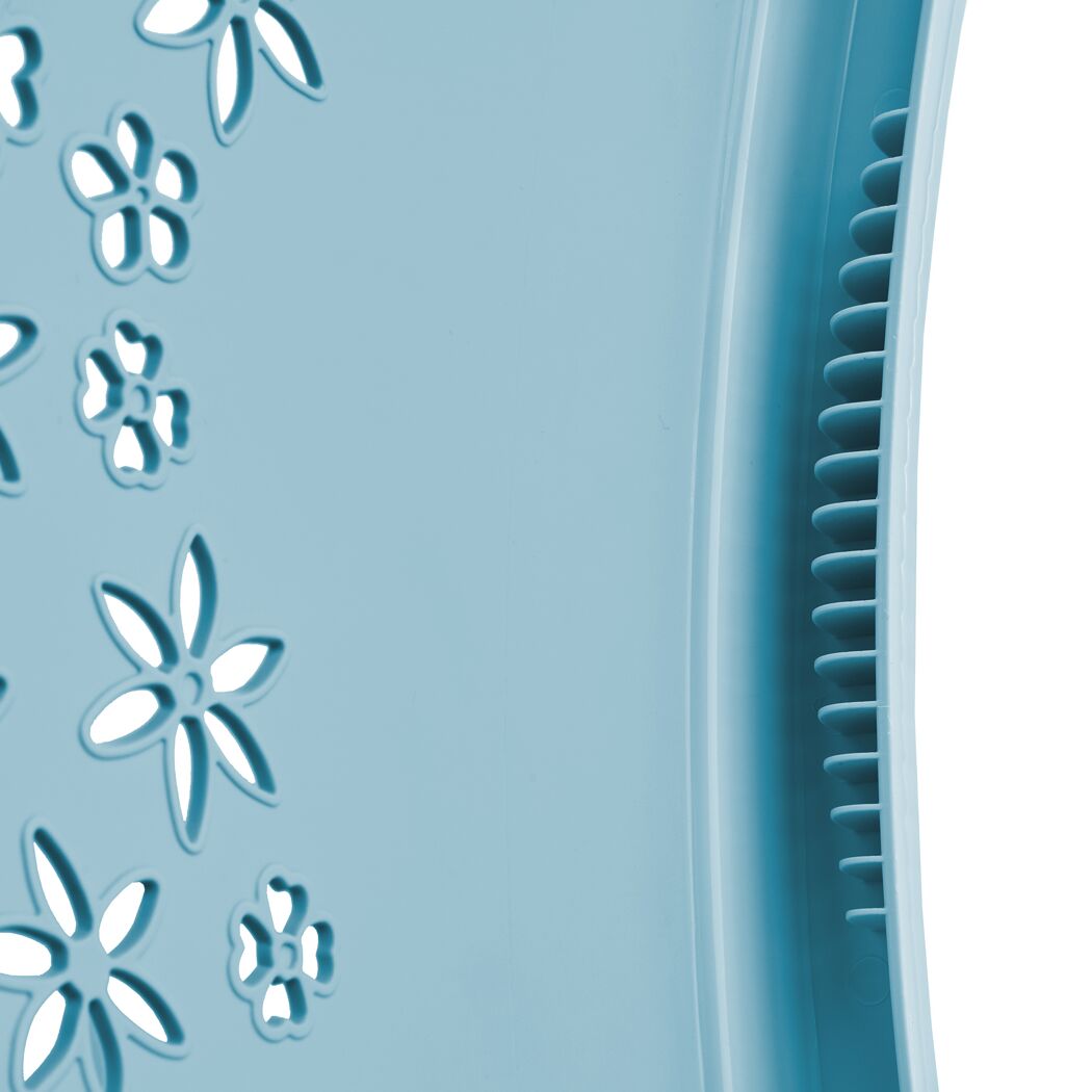 Blauer Wäschekorb mit Blumenmuster