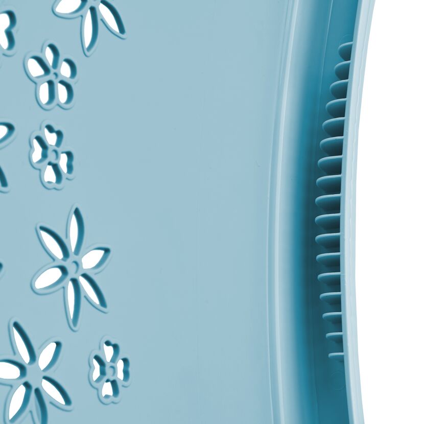Blauer Wäschekorb mit Blumenmuster