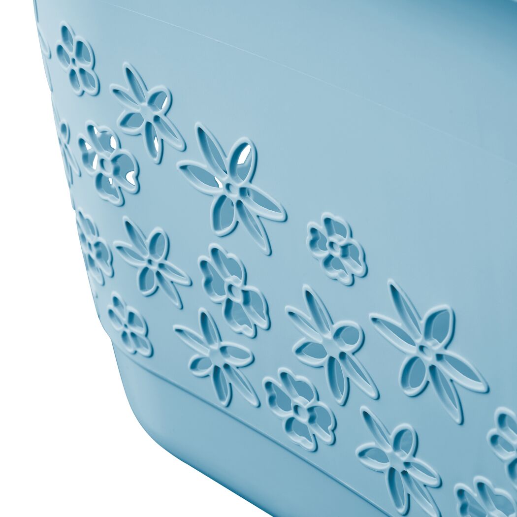 Blauer Wäschekorb mit Blumenmuster