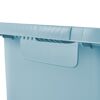Nahaufnahme des Griffs einer blauen Wäschewanne